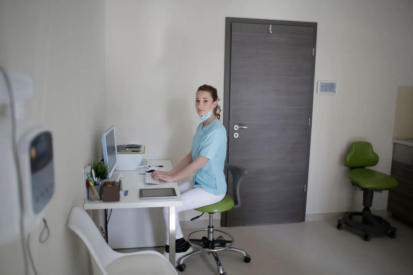 A lounge chair and an ergonomic task chair displayed to show different seating depths.