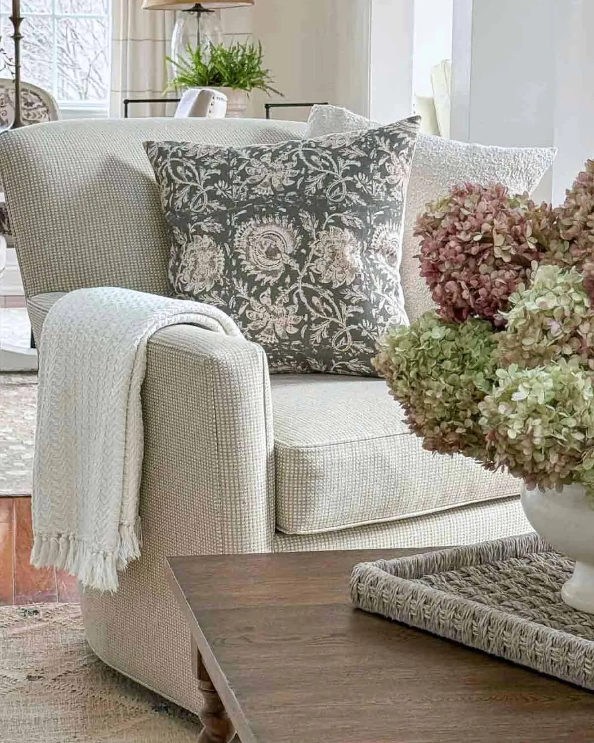 Versatile seating configurations using swivel chairs in an open concept living room space.